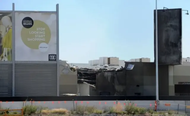 ගුවන්තොටුපළ අසලම වූ සාප්පු සංකීර්ණයට යානය කඩා වැටුණු මොහොතේ විශාල ගිනි ජාලාවක් ගුවනට මුසුවූ බව සිද්ධිය දුටුවෝ පැවසූහ