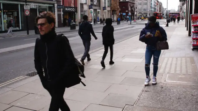Gente caminando en Oxford Street, en el centro de Londres.