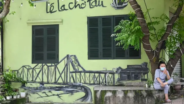 Nhiều ngành dịch vụ tiếp tục bị thiệt hại nặng nề do đại dịch Covid