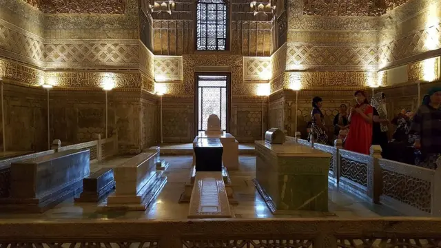 दुनिया के कई बड़े धार्मिक गुरू और विज्ञानी समरकंद में ही दफ़्न हैं.