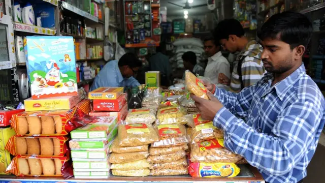 దుకాణంలో కొనుగోలు చేస్తున్న వ్యక్తి