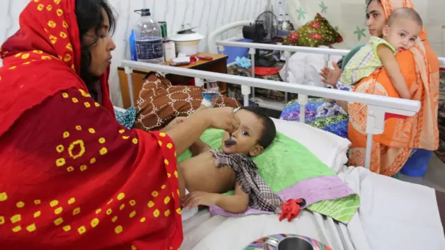 শিশুকে তরল খাবার খাওয়ানো হচ্ছে।