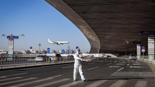 中国从严限制公民出入境官方称防疫所需，网民批“锁国” - BBC News 中文