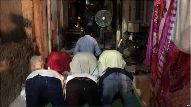 इफ्तारनंतर नमाज पठण झाले.