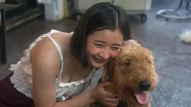 ลูกค้าเล่นกับสุนัขอย่างใกล้ชิด