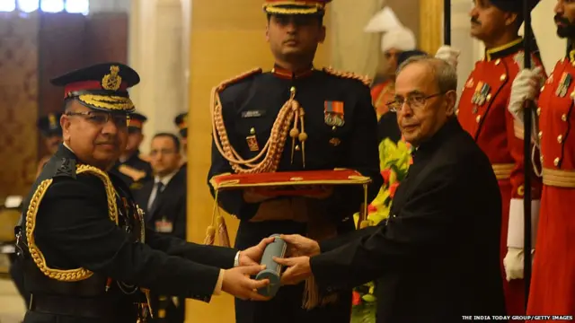 2016లో అప్పటి నేపాల్ ఆర్మీ చీఫ్ జనరల్ రాజేంద్ర ఛెత్రీకి గౌరవ జనరల్ హోదా ప్రదానం చేస్తున్న నాటి భారత రాష్ట్రపతి ప్రణబ్ ముఖర్జీ