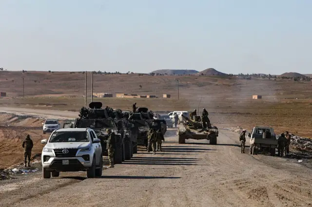 20 Ocak'ta Suriye hükümet güçleri kuzeydoğu Suriye'deki Haseke kentine doğru ilerlerken zırhlı araçlar yol boyunca sıralandı. 