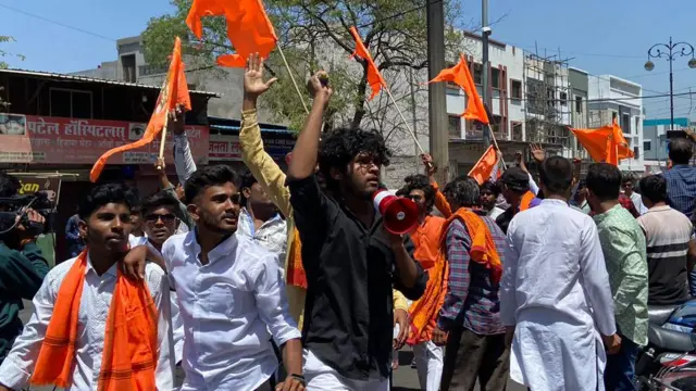 राम मंदिरात दर्शनासाठी येताना तरुण.