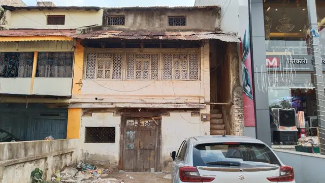 देसाईगंज पोलीस ठाण्याच्या ठिकाणी आता पडकी इमारत आहे.