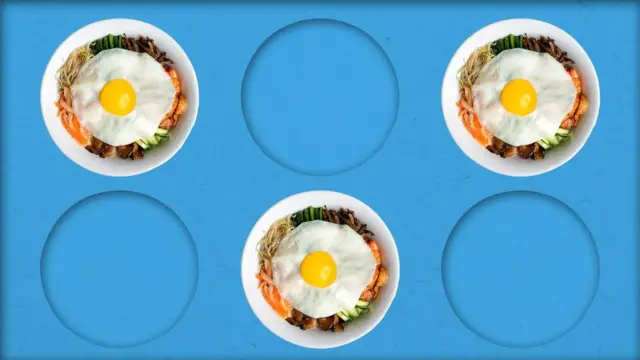 Yumurta ve salatanın olduğu üç tabak. Üç de tabak izi var ancak tabak yok.