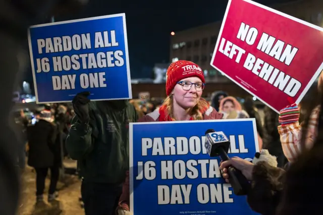 ประชาชนชุมนุมเรียกร้องให้ปล่อยตัวกลุ่มผู้ก่อเหตุจลาจลเมื่อวันที่ 6 ม.ค. 2016