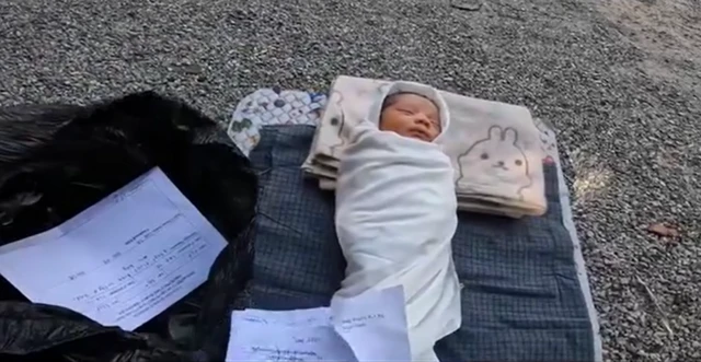 ဆေးရုံဆင်း အထောက်အထားတွေနဲ့အတူ လမ်းဘေးမှာ ကလေးစွန့်ပစ်ခံထားရတာပါ။