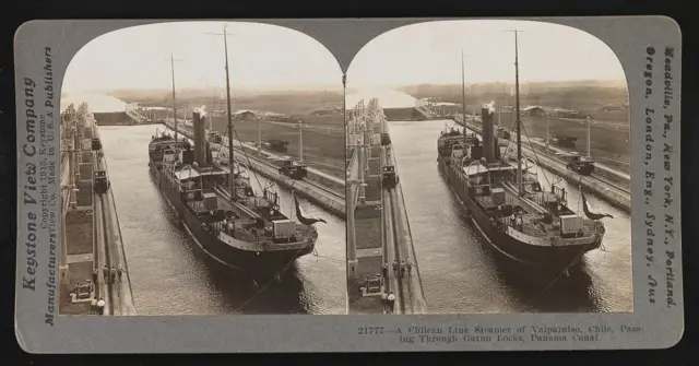 Foto em preto e branco de um navio passando pelo Canal do Panam. 