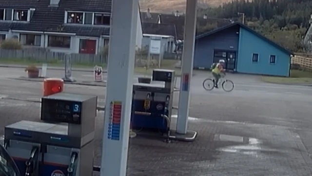 Imagens de câmera de segurança de um posto de combustível mostram um homem de bicicleta (Tony Parsons) na estrada