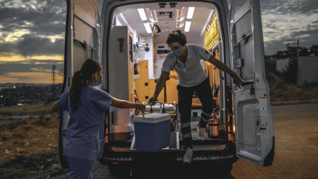 Médicos transportam órgão para doação