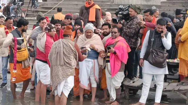 અનિલ મિશ્રા પૂજા કરતા