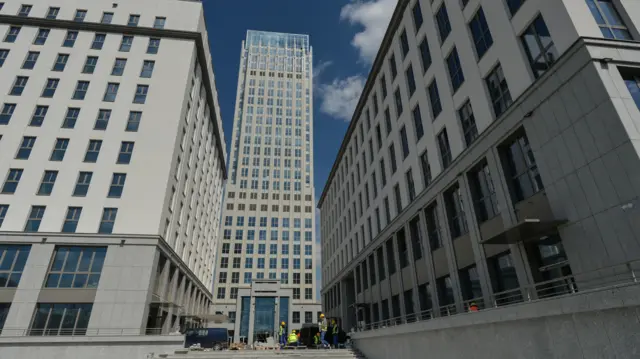 Widok na niemal ukończony kompleks Unity Center w Krakowie, który zastąpił niesławnego "Szkieletora" 