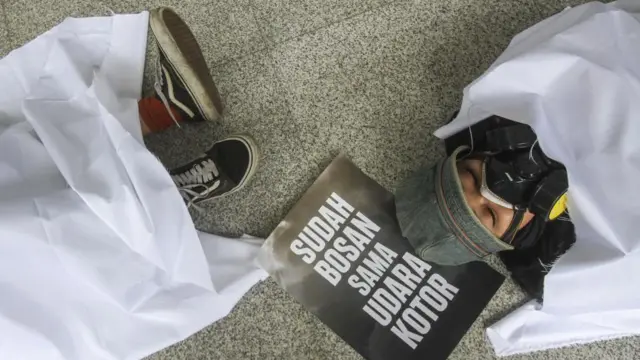 Sejumlah aktivis lingkungan berunjuk rasa setelah pendaftaran memori banding terkait pencemaran udara Jakarta pada 17 Januari 2022.