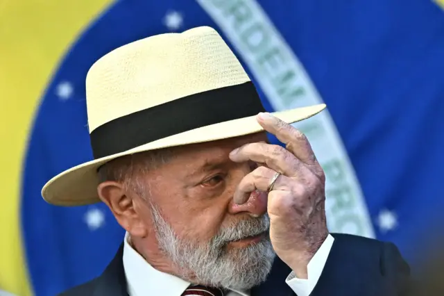 Lula ajeitando o chapéu em sua cabeça