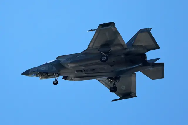 Diyaarad nooca Lockheed Martin F-35 Lightning II oo ay leeyihiin Ciidanka Mariniska Maraykanka ayaa ku soo dhowaanaysa Saldhigga Cirka ee Ciidanka Mariniska ee Miramar si ay u degto 9-ka Janaayo, 2026, gudaha San Diego, California.