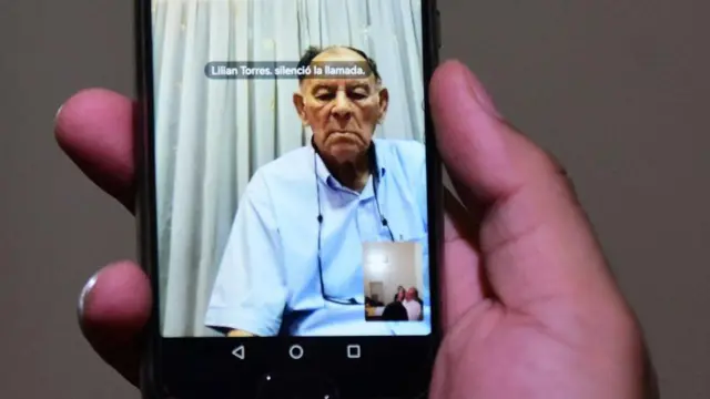 Una pantalla de celular muestra a Eusebio Torres.