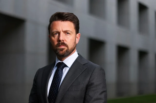 অস্ট্রেলিয়ান সিনেটর জনাথন ডুনিয়াম পার্লামেন্টে বিষয়টি উত্থাপন করেন 