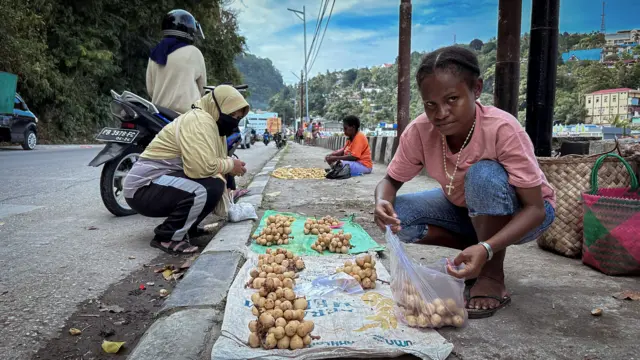 Para mama datang ke pasar sore hari sebelum waktu berbuka puasa.
