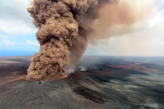 Una columna de ceniza densa y de color marrón rojizo a raíz de la erupción del volcán Kilauea de Hawái el 4 de mayo de 2018.