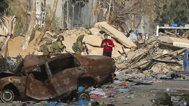 Abasirikare ba Israel bariko bararaba abanye Palestine ingene bava muri Gaza ku musi wa gatandatu
