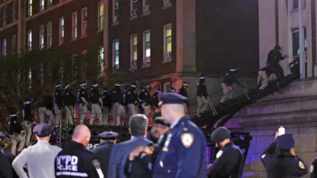 হ্যামিলটন হলে পুলিশের প্রবেশের দৃশ্য