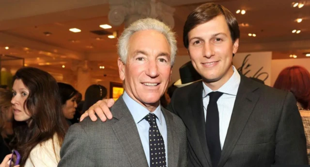 查尔斯·库什纳（Charles Kushner） 与他的儿子贾里德（Jared Kushner）合影。