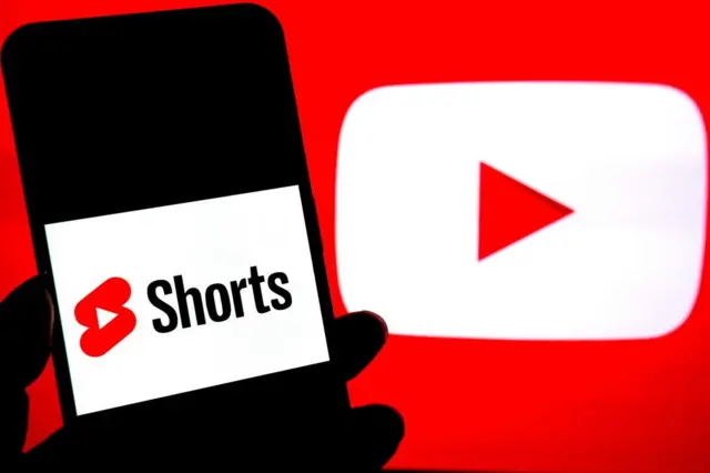 Телефон з логотипом YouTube Shorts