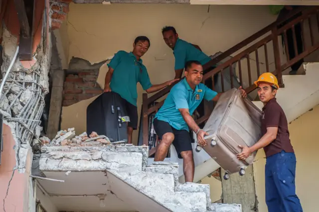 Pegawai hotel mengamankan barang-barang milik wisatawan dari gedung Hotel Jayakarta yang rusak akibat gempa di Labuan Bajo, Manggarai Barat, Nusa Tenggara Timur (NTT), Sabtu (15/8/2026). Badan Meteorologi, Klimatologi, dan Geofisika menyatakan gempa bumi berkekuatan 6,2 magnitudo dengan kedalaman 10 km di 46 kilometer timur laut Labuan Bajo itu terjadi pada pukul 06.13 WITA setelah sebelumnya gempa berkekuatan M 7,7 juga terjadi di timur laut Mbay Nagekeo, NTT.