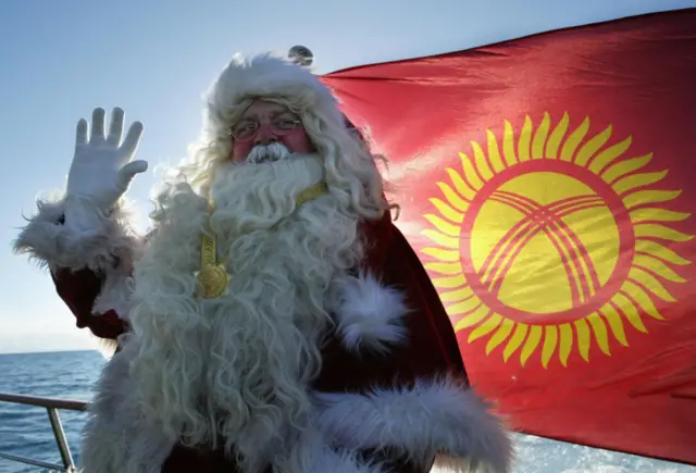 Санта-Клаус жана кыргыз желеги