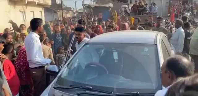 વિદ્યાર્થિનીની કથિત છેડતીનો વીડિયો વાયરલ થતાની સાથે જ ગ્રામજનો રસ્તા પર ઊતરી આવ્યા અને ચક્કાજામ કર્યો