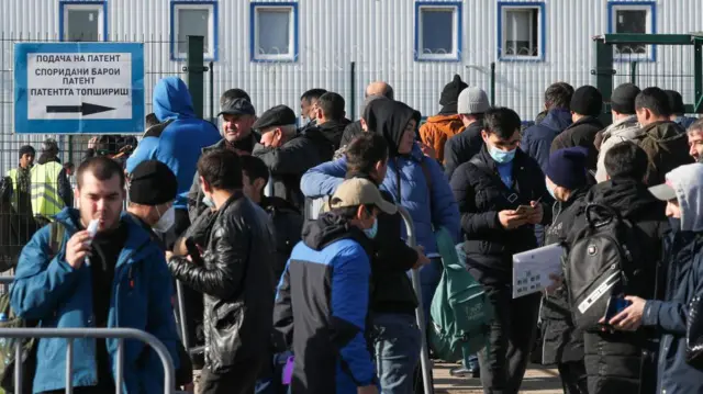 Москвада көп функционалдуу миграция борборунда медициналык текшерүүдөн өтүү үчүн мигранттар узун-узун кезекке турууда.