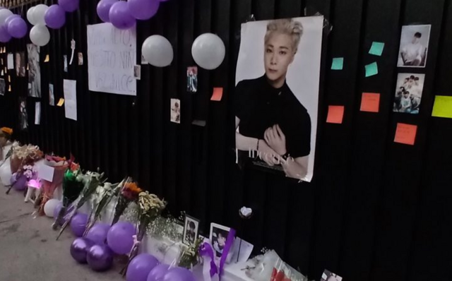 Cartazes flores e balões colocadosjogos online paciencia gratishomenagem ao cantor