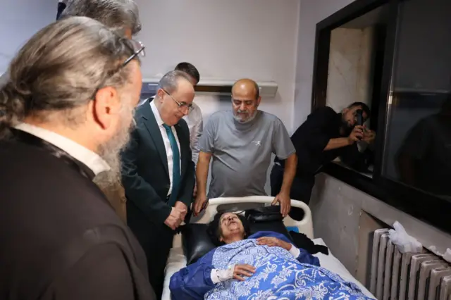 مسؤولون سوريون يتفقدون داخل أحد المستشفيات، إحدى جرحى التفجير الانتحاري