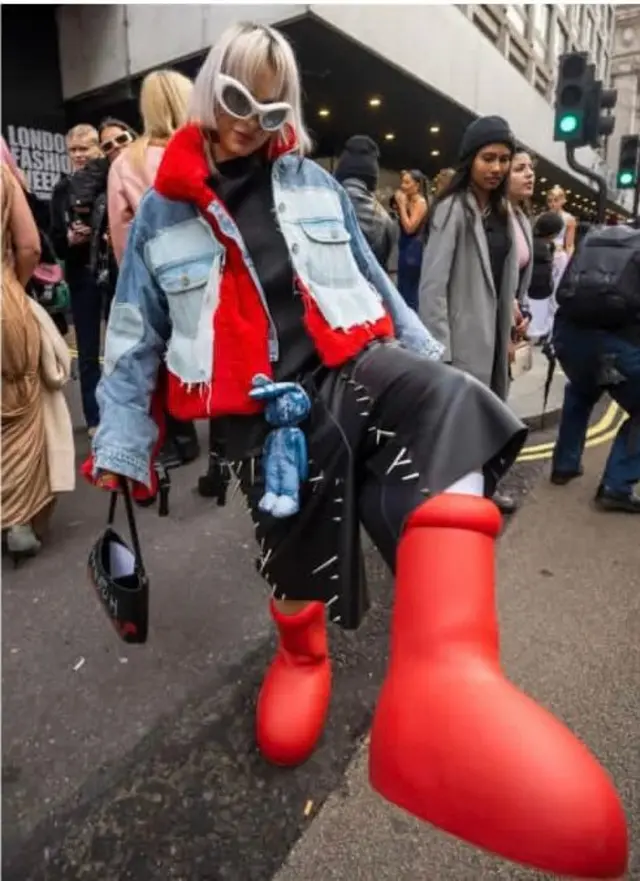 Woman wey wear big red shoe