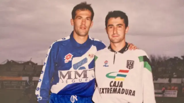 Јосипс Вишњић у плавом дресу Рајо Ваљекана (лево)