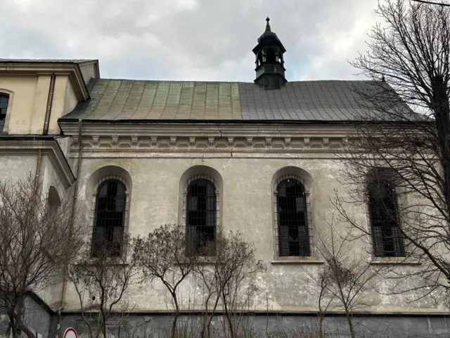 будинок з вибитими вікнами у Львові