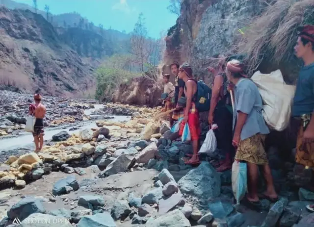 Sekelompok orang dari masyarakat adat Bayan di Lombok Utara sedang menyusuri sungai. 