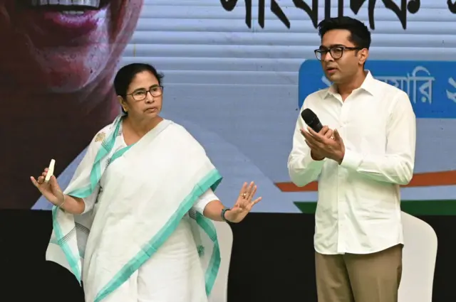 પશ્ચિમ બંગાળનાં મુખ્ય મંત્રી મમતા બેનર્જી તેમના ભત્રીજા અભિષેક બેનર્જી સાથે