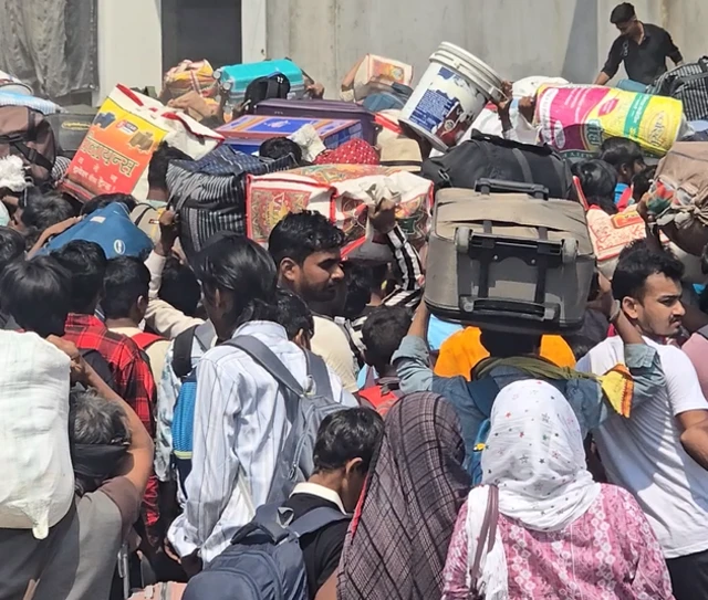 બીબીસી ગુજરાતી સુરત ઉધના રેલવે સ્ટેશન પોલીસ લાઠીચાર્જ યુપી બિહાર મજૂર માઈગ્રન્ટ