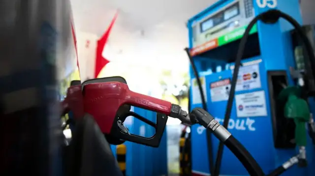 Automóvel sendo abastecido em posto de gasolina