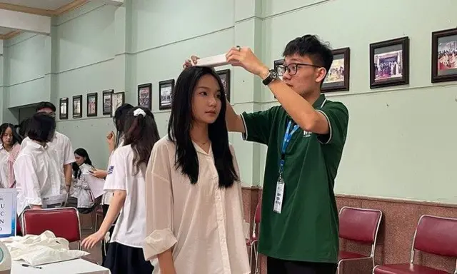 Thí sinh đo chiều cao khi tham gia buổi phỏng vấn EQ đầu tiên tại Trường Quản trị và Kinh doanh tháng 3/2024 