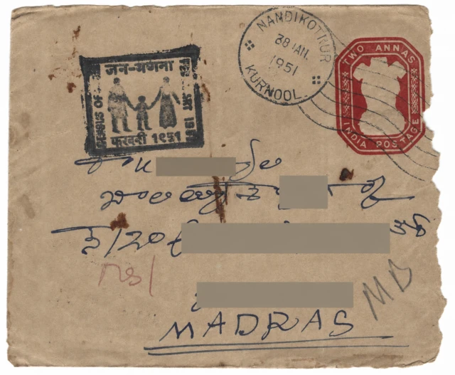 Ocak 1951'de Nandikotkur'dan gönderilip birkaç gün sonra Madras'a (bugünkü Chennai) ulaşan bu zarf, Hindistan'ın bağımsızlık sonrası ilk nüfus sayımını tanıtan bilinen en eski çift dilli posta damgalarından birini taşıyor. Üzerinde üç kişilik bir aile figürü bulunan siyah resimli damgada Hintçe ve İngilizce olarak "Hindistan Nüfus Sayımı, Şubat 1951" ifadeleri yer alıyordu. Bu damga, dönemin en yaygın kullanılan nüfus sayımı posta işaretlerinden biri haline geldi