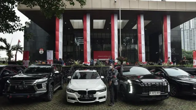 Sejumlah mobil milik Wakil Menteri Ketenagakerjaan Immanuel Ebenezer yang disita KPK diparkir di depan Gedung Merah Putih KPK, Jakarta Selatan, Kamis (21/8/2025).