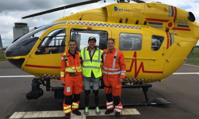 Shaun a rencontré le pilote et l'ambulancier à bord qui lui ont sauvé la vie