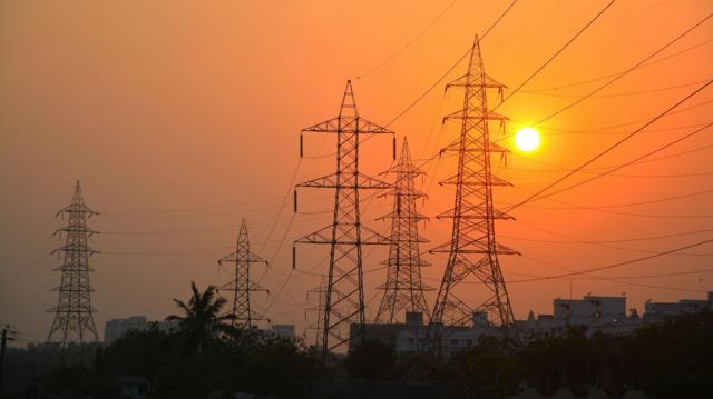 உயரழுத்த மின்கம்பிகள் செல்லும் நிலங்களில் வீடு கட்டலாமா